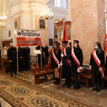 Powiększ zdjęcie Poczty sztandarowe wystawione przez szkoły podczas mszy z okazji 37. rocznicy protestu o krzyże w Zespole Szkół Zawodowych we Włoszczowie