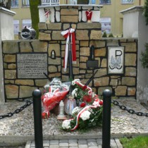 Powiększ zdjęcie Pomnik%20na%20placu%20Kościoła%20Wniebowzięcia%20NMP%20we%20Włoszczowie.%20Symboliczna%20mogiła%20dowódców%20AK%20Stefana%20Roweckiego%20i%20Leopolda%20Okulickiego.