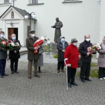 Powiększ zdjęcie Delegacje składające kwiaty pod pomnikiem na placu Kościoła Wniebowzięcia NMP we Włoszczowie.