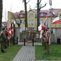 Powiększ zdjęcie Poczty sztandarowe pod pomnikiem na placu Kościoła Wniebowzięcia Najświętszej Maryi Panny we Włoszczowie. 