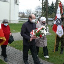 Powiększ zdjęcie Kwiaty pod pomnikiem składają przedstawiciele Koła Armii Krajowej we Włoszczowie. 