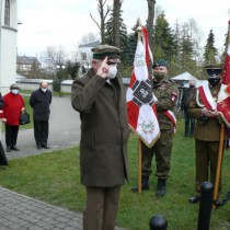Powiększ zdjęcie Kwiaty pod pomnikiem składa Nadleśniczy Nadleśnictwa Włoszczowa Artur Ratusznik. 