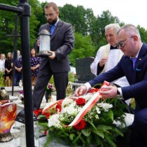 Powiększ zdjęcie Kwiaty składają: Wicestarosta Łukasz Karpiński i Członek Zarządu Powiatu Włoszczowskiego Rafał Pacanowski