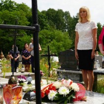 Powiększ zdjęcie Delegacje składają kwiaty na mogile plutonowego Franciszka Głowacza pseudonim „Lis”
