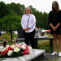 Powiększ zdjęcie Delegacje składają kwiaty na mogile plutonowego Franciszka Głowacza pseudonim „Lis”