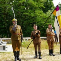 Powiększ zdjęcie Pułk Ułanów pod przewodnictwem Dionizego Krawczyńskiego oddaje salwę honorową
