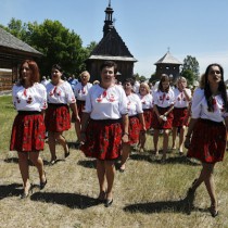Powiększ zdjęcie „Skorkowianki”%20ze%20Skorkowa%20prowadzą%20korowód