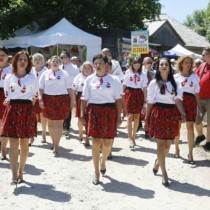 Powiększ zdjęcie „Skorkowianki” ze Skorkowa prowadzą korowód