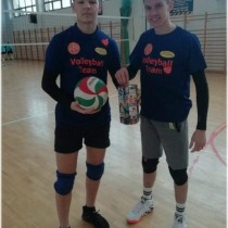 Powiększ zdjęcie Zawodnicy meczu siatkówki w PCK-R wrzucają pieniądze do puszki WOŚP