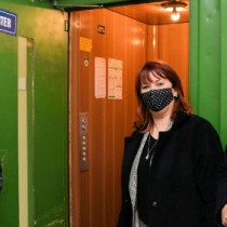 Powiększ zdjęcie Przed jedną z wind w ZOZ Włoszczowa stoją od lewej: Dyrektor ZOZ Rafał Krupa, Członek Zarządu Powiatu Małgorzata Gusta i Wicemarszałek Województwa Renata Janik