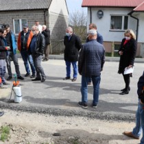 Powiększ zdjęcie Wizytacja przebudowywanej drogi powiatowej w Cieślach