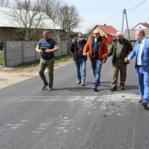 Powiększ zdjęcie Wizytacja postępu prac na remontowanej drodze powiatowej Krzepin - Wałkonowy Górne