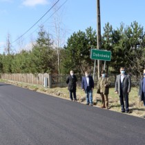 Powiększ zdjęcie Przy%20remontowanej%20drodze%20stoją%20od%20lewej:%20Wicestarosta,%20Radny%20Sejmiku%20Wojewodztwa%20Świętokrzyskiego,%20Przewodniczący%20Rady%20Powiatu%20Włoszczowskiego,%20Starosta%20Włoszczowski%20i%20Wiceprzewodniczący%20Rady%20Powiatu%20Włoszczowskiego