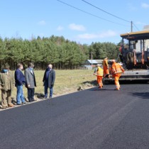 Powiększ zdjęcie Przy remontowanej drodze stoją od lewej: Wicestarosta, Przewodniczący Rady Powiatu Włoszczowskiego, Radny Sejmiku Wojewodztwa Świętokrzyskiego, Starosta Włoszczowski i Wiceprzewodniczący Rady Powiatu Włoszczowskiego