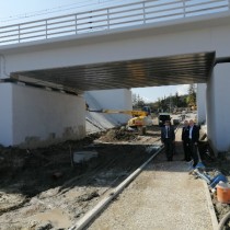 Powiększ zdjęcie Na%20rozbudowywanej%20drodze%20powiatowej%20w%20Skorkowie%20stoją%20od%20lewej:%20Starosta%20Włoszczowski,%20Wicestarosta%20i%20Dyrektor%20Zarządu%20Dróg%20Powiatowych