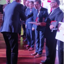 Powiększ zdjęcie Nagrodę i dyplom otrzymuje Starosta Włoszczowski Dariusz Czechowski