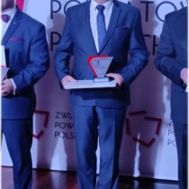 Powiększ zdjęcie Starosta Włoszczowski Dariusz Czechowski z nagrodą dla Powiatu Włoszczowskiego