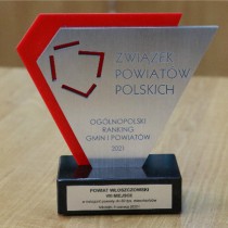 Powiększ zdjęcie Statuetka dla Powiatu Włoszczowskiego