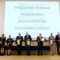 Powiększ zdjęcie Nagrodzeni Odznaką Honorową stoją na scenie 
