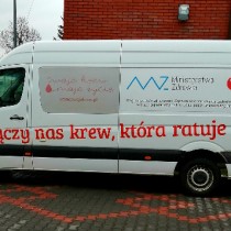 Powiększ zdjęcie Samochód%20Regionalnego%20Centrum%20Krwiodawstwa%20i%20Krwiolecznictwa%20w%20Kielcach%20z%20hasłem%20
