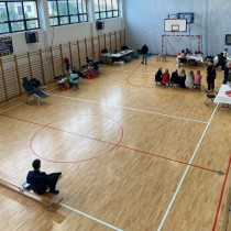 Powiększ zdjęcie Oddający krew i oczekujący na jej oddanie