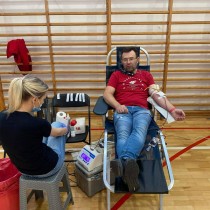 Powiększ zdjęcie Osoba oddająca krew