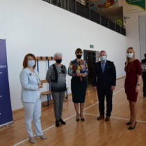 Powiększ zdjęcie Od lewej stoją: Członek Zarządu Powiatu Włoszczowskiego, Kierownik Ośrodka Szkolenia i Wychowania z Jędrzejowa, Komendant Świętokrzyskiej Wojewódzkiej Komendy OHP, Wicestarosta Włoszczowski, Dyrektor PCK-R 