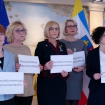 Powiększ zdjęcie Panie%20trzymają%20kartki%20z%20napisem%20w%20języku%20polskim,%20rosyjskim%20i%20angielskim%20#RosyjskieKobietyZatrzymajcieWojnę