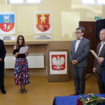 Powiększ zdjęcie Ślubowanie%20składa%20mgr%20Magdalena%20Kardas-Ptak%20z%20Zespołu%20Szkół%20Nr%202%20im.%20Hetmana%20Stefana%20Czarnieckiego%20we%20Włoszczowie