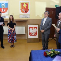 Powiększ zdjęcie Ślubowanie składa dr Łukasz Kopera z I Liceum Ogólnokształcącego im. gen. Władysława Sikorskiego  we Włoszczowie.