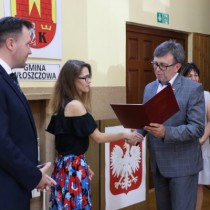 Powiększ zdjęcie Akt nadania stopnia nauczyciela mianowanego Magdalenie Kardas-Ptak wręcza Starosta Włoszczowski Dariusz Czechowski