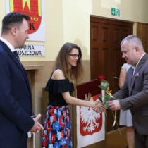 Powiększ zdjęcie Różę Magdalenie Kardas-Ptak wręcza Wicestarosta Łukasz Karpiński