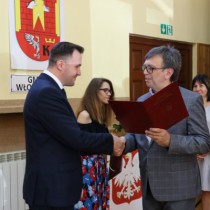 Powiększ zdjęcie Akt nadania stopnia nauczyciela mianowanego Łukaszowi Koperze wręcza Starosta Włoszczowski Dariusz Czechowski
