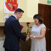 Powiększ zdjęcie Różę Łukaszowi Koperze wręcza Dyrektor I LO Bożena Kaczor