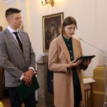 Powiększ zdjęcie Modlitwa%20i%20Apel%20Pamięci%20w%20kaplicy%20na%20cmentarzu%20parafialnym%20we%20Włoszczowie
