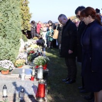 Powiększ zdjęcie Zarząd Powiatu Włoszczowskiego składa kwiaty i zapala znicz na jednym z grobów żołnierzy