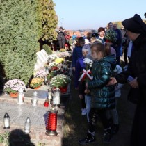 Powiększ zdjęcie Dzieci z włoszczowskich szkół składają kwiaty i zapalają znicze na grobach żołnierzy