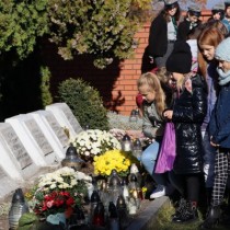Powiększ zdjęcie Dzieci z włoszczowskich szkół składają kwiaty i zapalają znicze na grobach żołnierzy