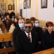 Powiększ zdjęcie Zarząd Powiatu Włoszczowskiego na modlitwie i Apelu Pamięci w kaplicy na cmentarzu parafialnym we Włoszczowie