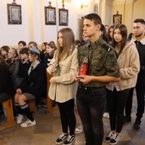 Powiększ zdjęcie Modlitwa i Apel Pamięci w kaplicy na cmentarzu parafialnym we Włoszczowie