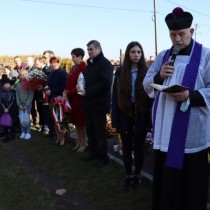 Powiększ zdjęcie Ks. Prałat Zygmunt Pawlik modli się za żołnierzy pochowanych na cmentarzu parafialnym we Włoszczowie