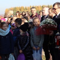 Powiększ zdjęcie Zarząd Powiatu Włoszczowskiego i dzieci z włoszczowskich szkół 