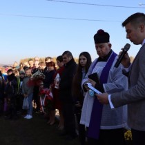 Powiększ zdjęcie Uczeń I LO prosi delegacje o złożenie kwiatów i zapalenie zniczy na grobach żołnierzy