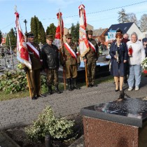 Powiększ zdjęcie Zarząd Powiatu Włoszczowskiego i przedstawiciele środowisk kombatanckich składają kwiaty i zapalają znicze na cenotafie ofiar NKWD w Katyniu i innych miejscach ZSRR na cmentarzu we Włoszczowie