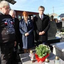 Powiększ zdjęcie Zarząd Powiatu Włoszczowskiego i przedstawiciele środowisk kombatanckich składają kwiaty i zapalają znicze na grobach żołnierzy, kombatantów i osób zasłużonych dla Powiatu Włoszczowskiegona (cmentarz parafialny we Włoszczowie)