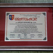 Powiększ zdjęcie Grawerton przekazany firmie LHOIST Bukowa przez Zarząd Powiatu Włoszczowskiego i Przewodniczącego Rady Powiatu Włoszczowskiego