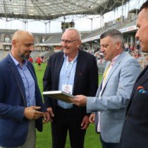 Powiększ zdjęcie Oficjalny%20certyfikat%20odebra%20prezes%20klubu%20Ireneusz%20Stawowczyk