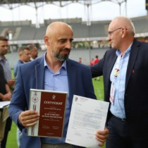 Powiększ zdjęcie Prezes klubu Ireneusz Stawowczyk trzyma certyfikat przyznany KS Hetman Włoszczowa