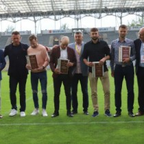 Powiększ zdjęcie Przedstawiciele klubów sportowych z województwa świetokrzyskiego trzymają w rękach przyznane certyfikaty
