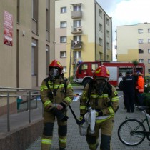 Powiększ zdjęcie Strażacy ze sprzętem gaśniczym przed budynkiem Starostwa Powiatowego we Włoszczowie 